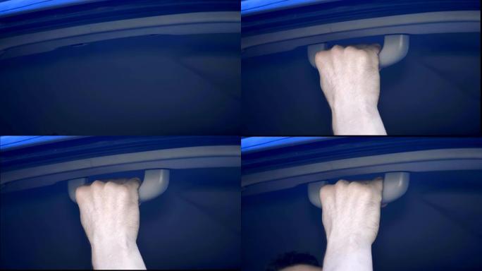 在车上，乘客的手牢固地握住天花板上的把手