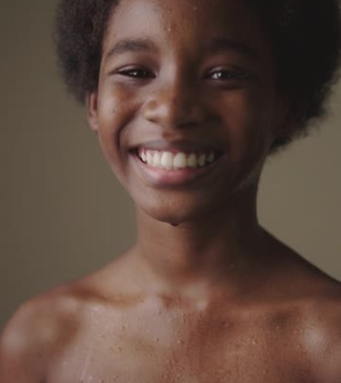 微笑的非裔美国男孩