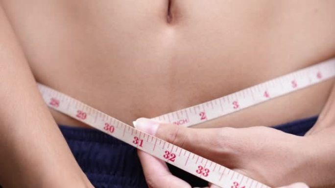 男人测量他瘦腰胖子微胖减肥