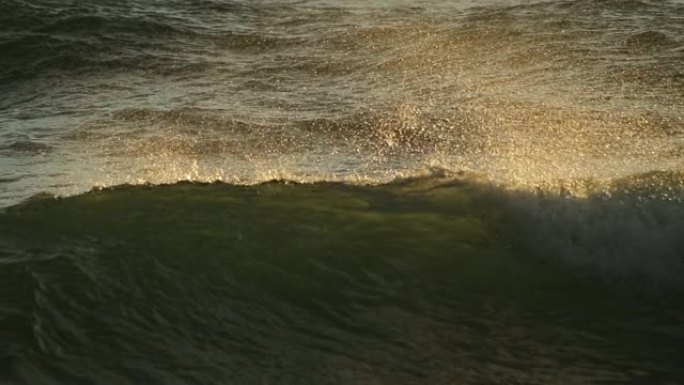 日出时海浪撞击的Slo-mo视图