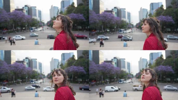 女人坐在城镇广场上看着墨西哥城