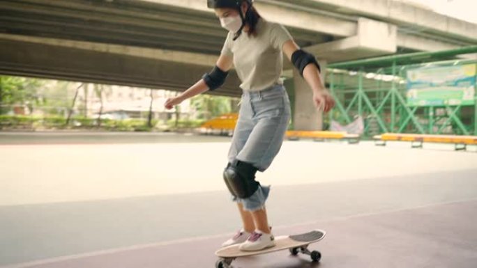 女子在高速公路下的运动场练习滑冰。