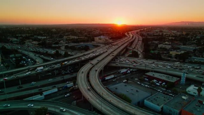 日落时加利福尼亚州洛杉矶10号州际公路和110号高速公路上的交通-无人机拍摄