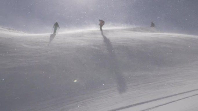 两个滑雪者沿着白雪皑皑的山坡徒步旅行