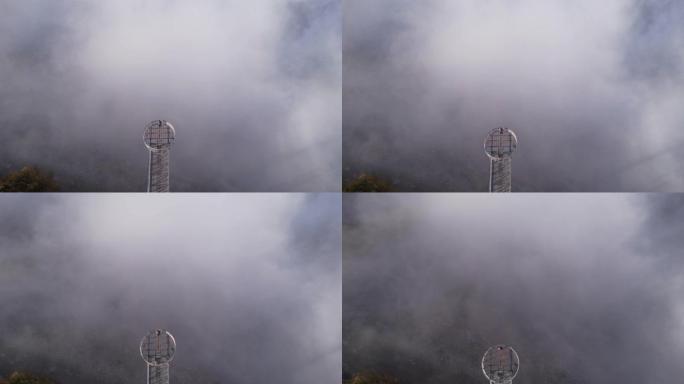 空中无人机拍摄的一名男子站在山腰云层上方的人行道上