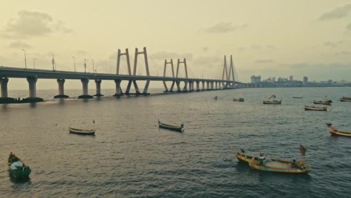印度孟买Bandra Worli Sea Link的电影鸟瞰图。