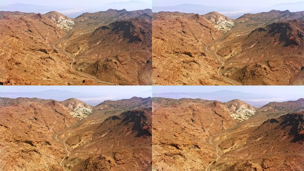 美国加州沙漠中有干涸河床的空中山脉