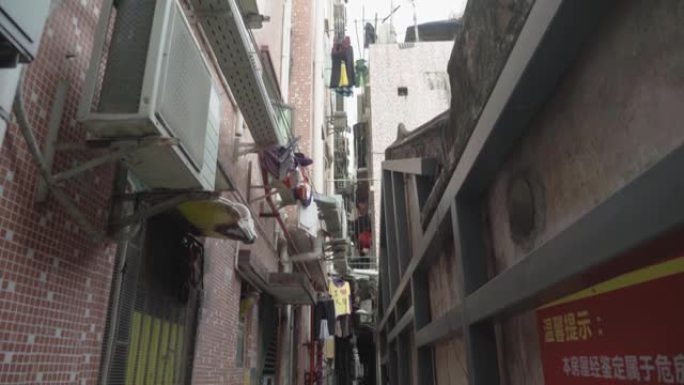 中国深圳旧住宅区狭窄通道。