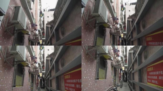 中国深圳旧住宅区狭窄通道。