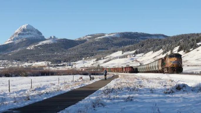 降雪后，火车和女人在山路上的远景