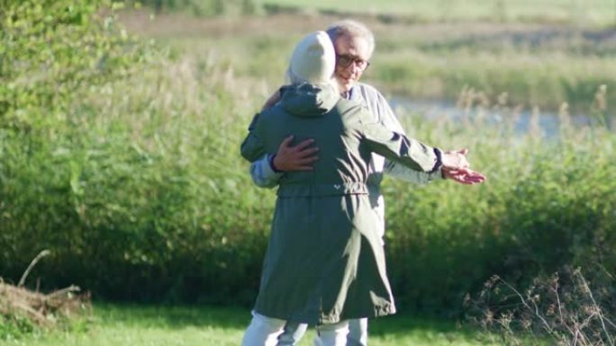一对老年夫妇在公园约会。公园里浪漫的舞蹈