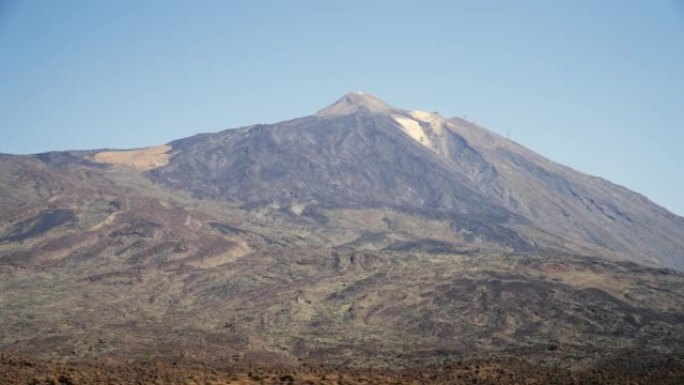 特内里费岛干燥的火山景观。从公路上看到的遥远的泰德火山