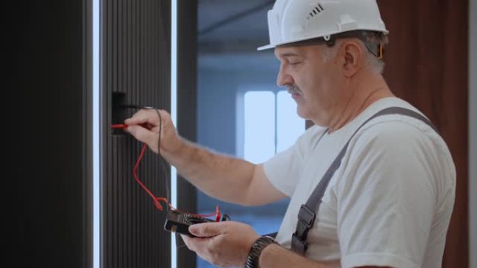 Man电工用电线测试仪检查网络中的电压准备安装智能家居