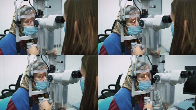 验光师检查老年妇女的视力。女性养老金领取者进行眼科检查