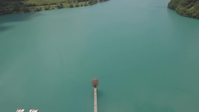 空中无人机拍摄了山上的绿松石湖