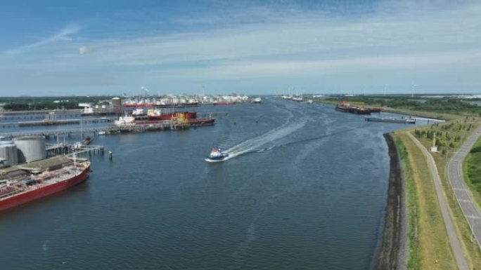 在鹿特丹港水域巡逻的拖船