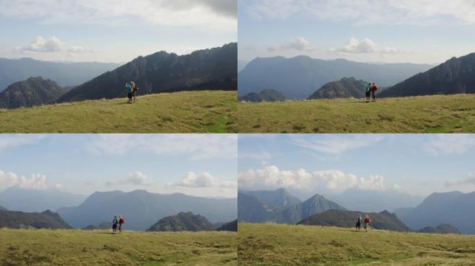 一对夫妇的空中无人机拍摄在山上徒步旅行时停下来欣赏风景拍照