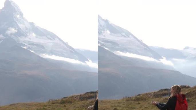 女徒步旅行者穿越草地山坡