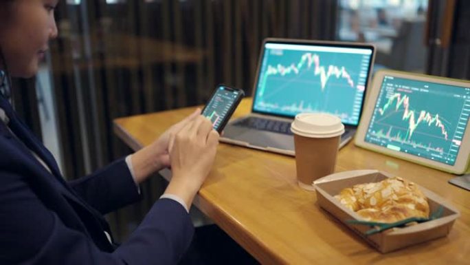 投资者正在交易股票。在电子市场上，通过计算机通过互联网通过手机。