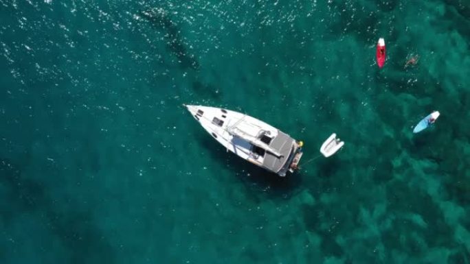 帆船和划桨船上游泳者的空中无人机拍摄