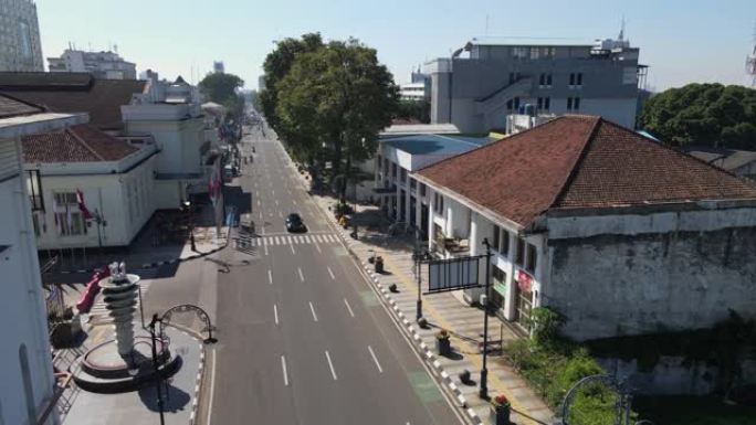 从高处可以看到印度尼西亚西爪哇省万隆的亚洲-非洲历史大街和默迪卡大厦的交通。