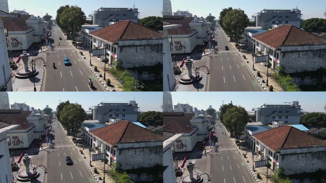 从高处可以看到印度尼西亚西爪哇省万隆的亚洲-非洲历史大街和默迪卡大厦的交通。