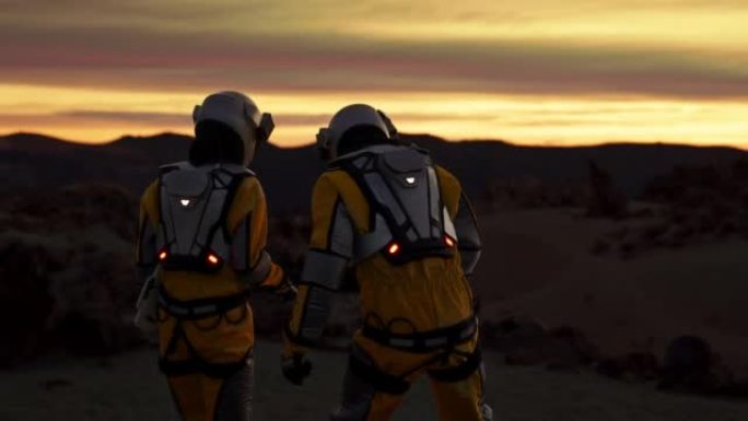 火星上的两名宇航员。夜间探索外星星球