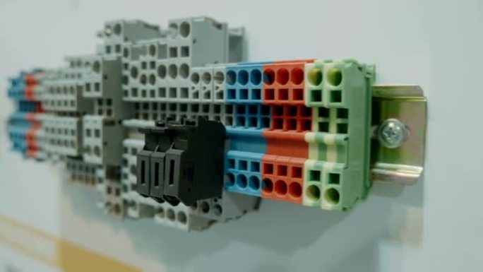 接线盒中用于连接电线的不同颜色的电气端子