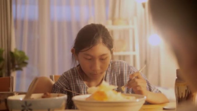 亚洲儿童晚上在家一起吃饭，生活方式理念。
