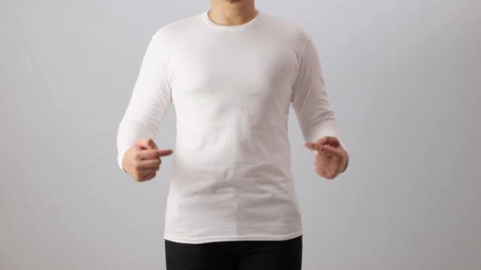 空白长袖衬衫模型模板，前视图，亚洲男子穿纯白色t恤孤立在白色上。三通设计模型演示