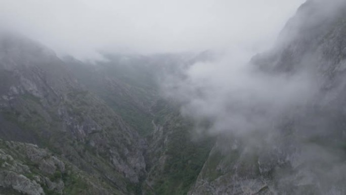 空中无人机拍摄薄雾笼罩的山腰