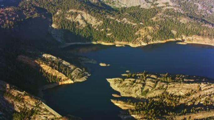 加利福尼亚州优胜美地国家公园的空中湖水库