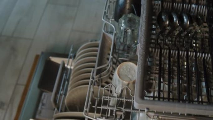 带干净碗碟的开放式洗碗机。一个有用的厨房工具。