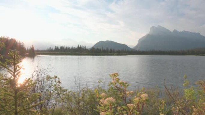 日出时朱红色湖的风景