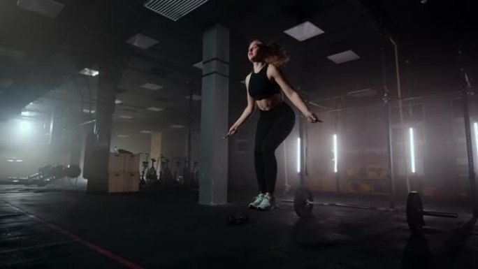 不去健身房锻炼的女人健身是健康健美的身体。年轻女子跳绳。女子训练跳绳、协调训练