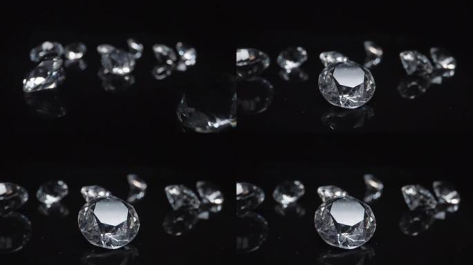 一组圆形经典形状钻石镶嵌在深色反光表面背景