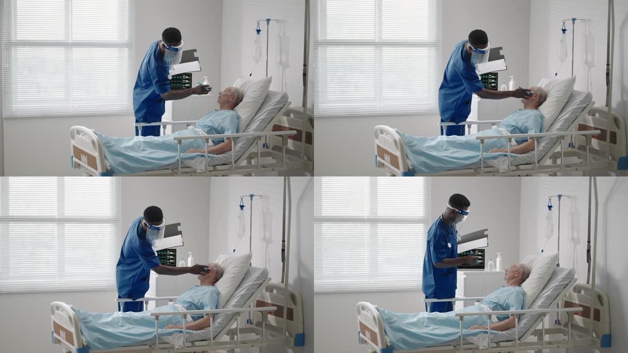 一名老年男性患者躺在医院病床上，与心电图机相连，戴着防护面罩与黑人医生交谈