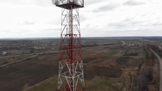 一架直升机在通讯塔周围飞行的航拍画面