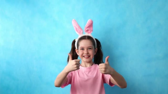 Portet特写镜头的一个十几岁的女孩，用兔子的耳朵显示她的手还可以，并逃离了框架