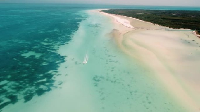 空中无人机拍摄了白色沙滩和蓝色海水