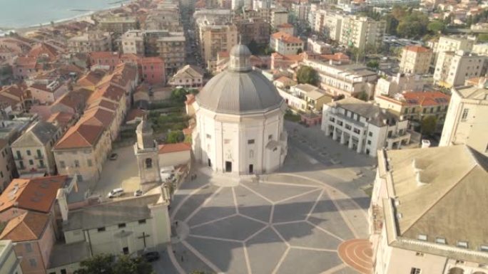 中世纪广场地中海社区的空中风景