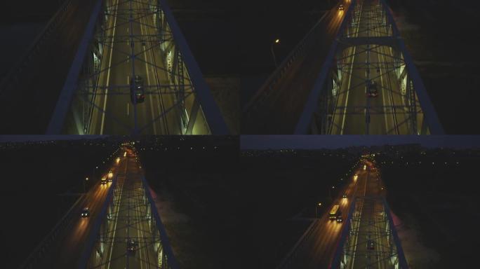 科宁瓦尔塔河上大桥的鸟瞰图。夜间照明双车道道路和行驶中的汽车