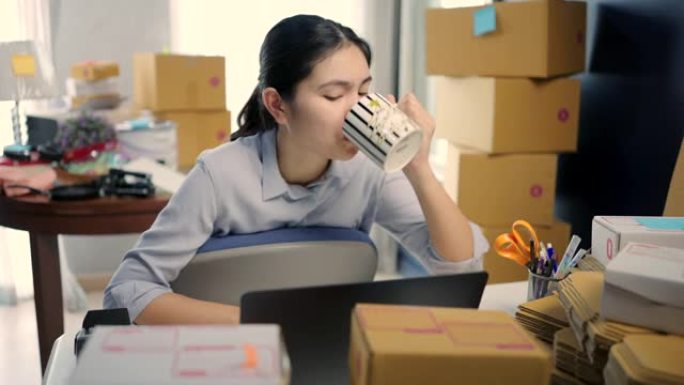 亚洲企业主在中小企业检查订单、在家工作时感到舒适。