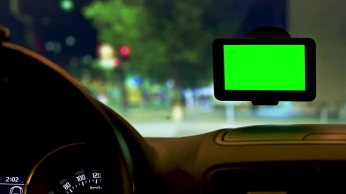 LD人在夜间在城市开车时按下导航屏幕