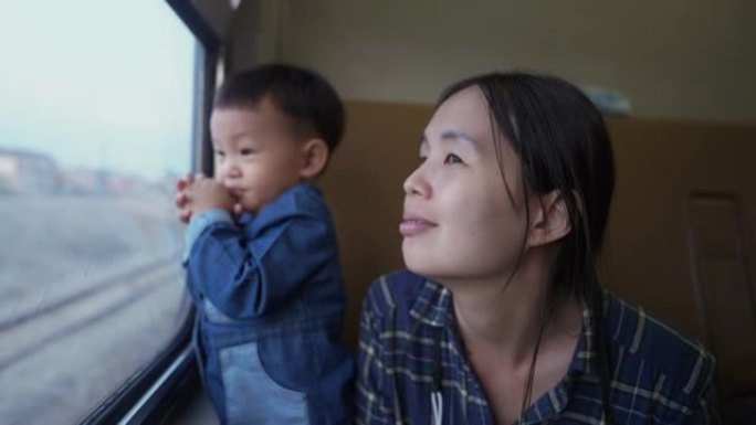 母子俩在泰国乘火车旅行