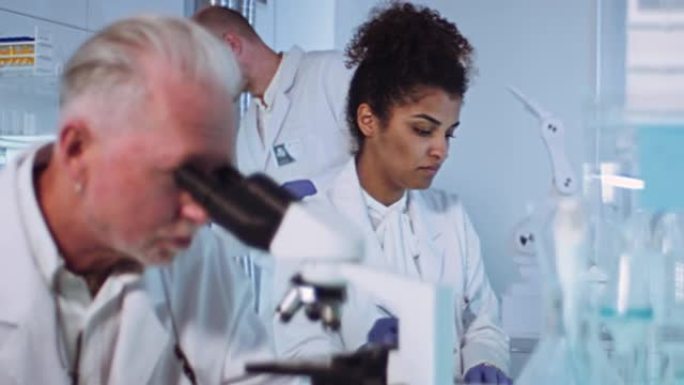 成熟的科学家用显微镜，测试DNA样本。非洲，背景女医生