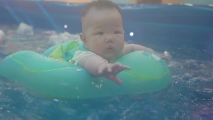 游泳时新生婴儿