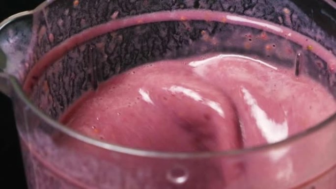 用牛奶搅打水果的过程是由草莓和黑莓制成的冰沙