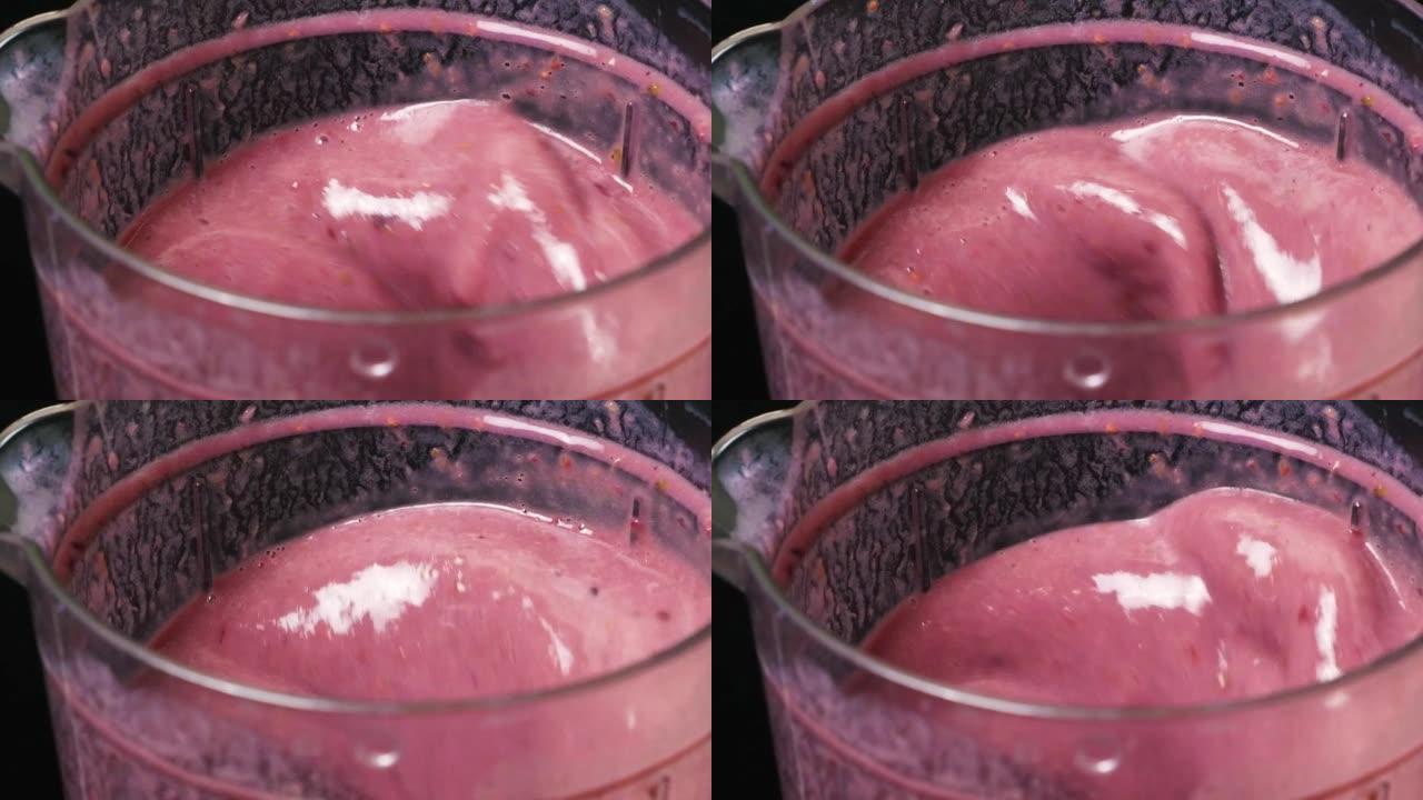 用牛奶搅打水果的过程是由草莓和黑莓制成的冰沙