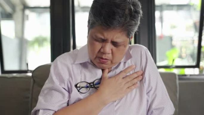 亚洲老年妇女因患有先天性心脏病而患有胸痛。保健概念